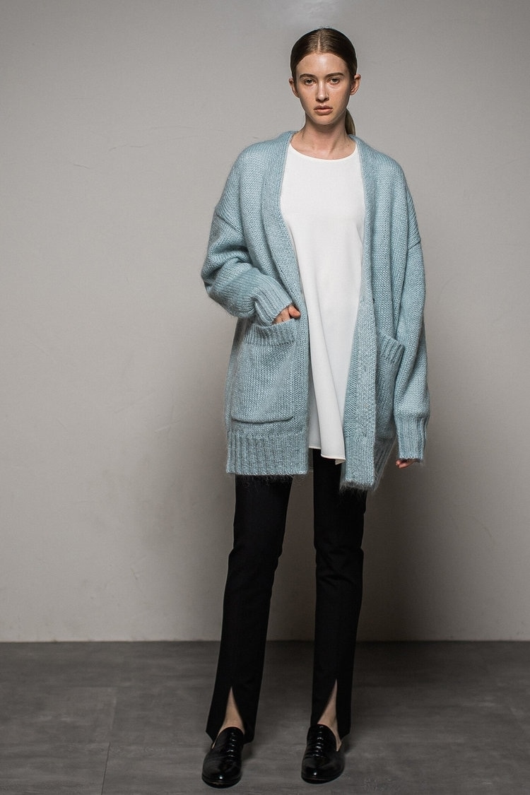モノトーン×ブルーのざっくりカーディガンで女性らしく ESSEN .LAUTREAMONT