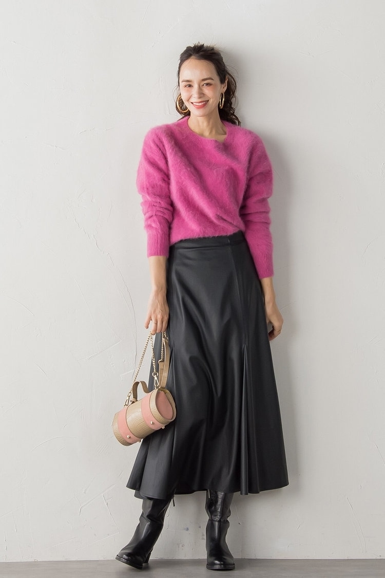 エコレザーもフレアスカートならハードすぎずに着られる Viaggio Blu