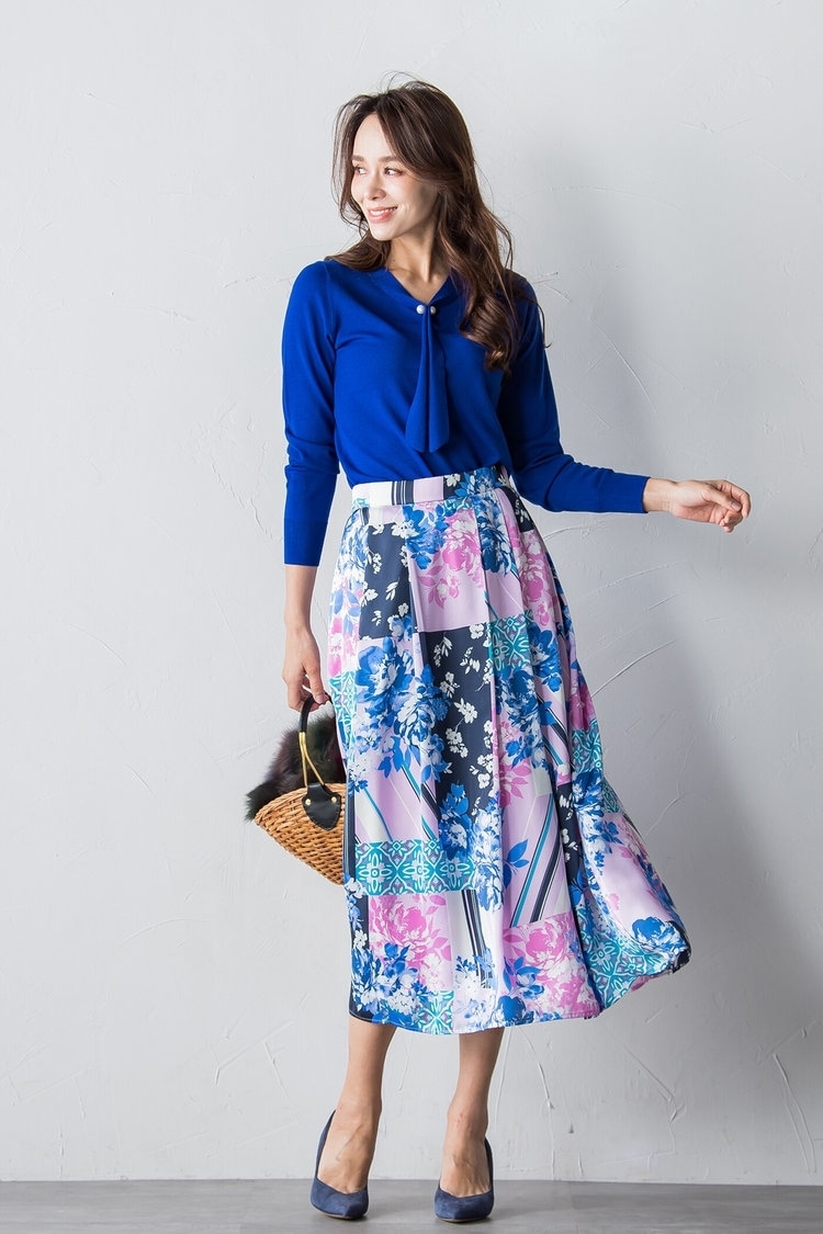 定番のサテンフレアスカートは大人柄をチョイス Viaggio Blu