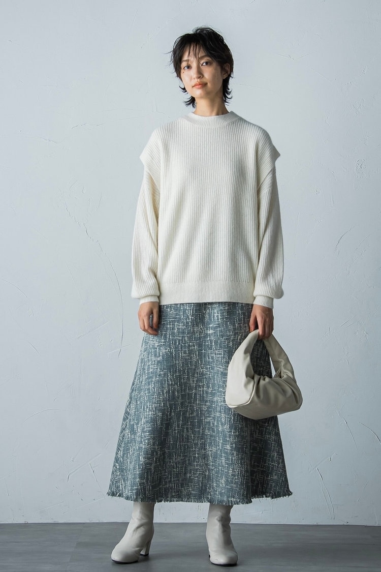 定番のマーメイドスカートはツイード素材で変化をつけて MAYSON GREY