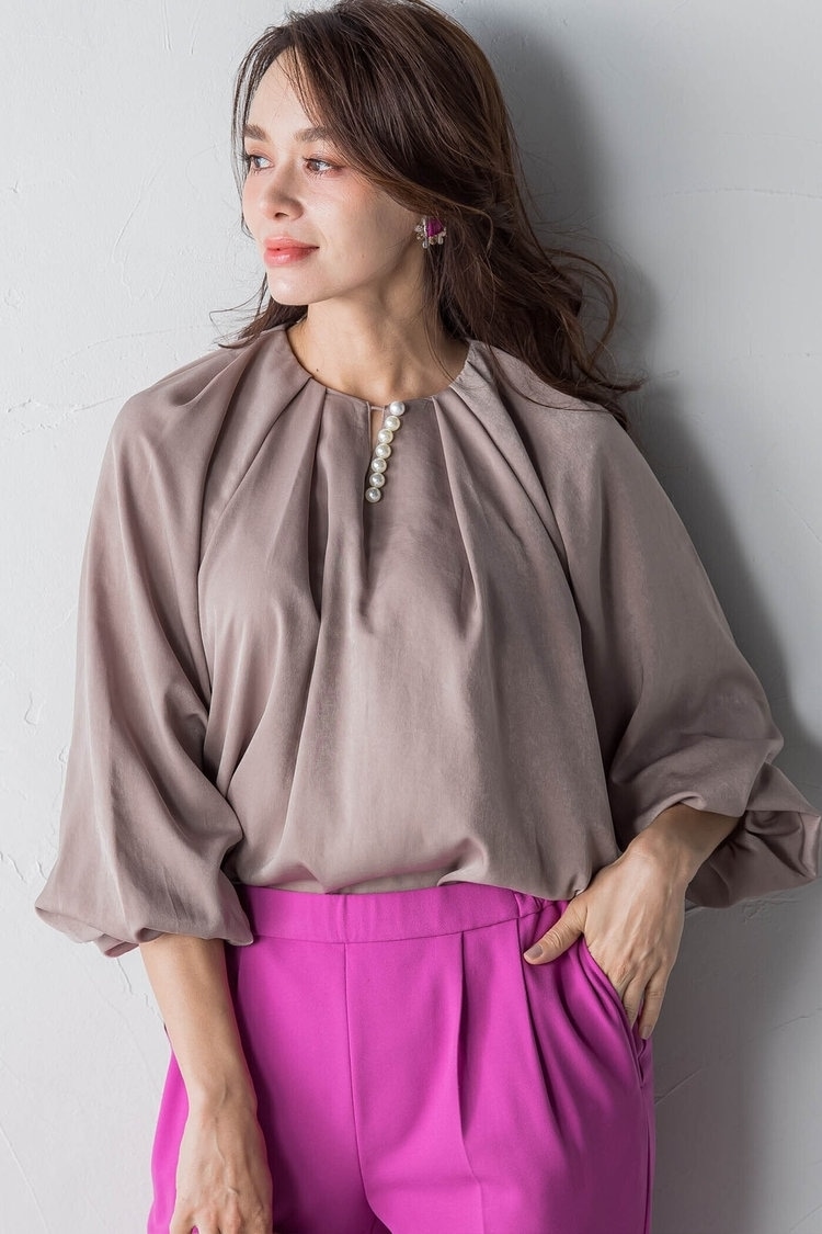 パール使いがエレガントなブラウス×カラーパンツで上品に Viaggio Blu