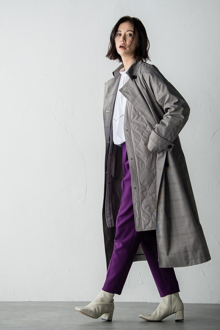 定番のトレンチコートはチェック柄で今年らしい表情に LAUTREAMONT