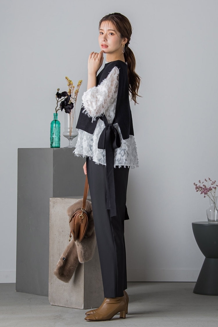 トレンドのニットベストは変形デザインで抜け感を出して VICKY