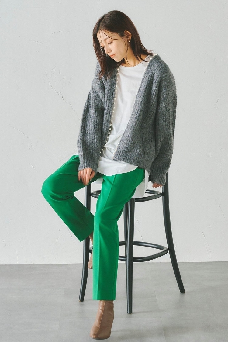 ニットカーデ×テーパードパンツのコーデ Droite lautreamont