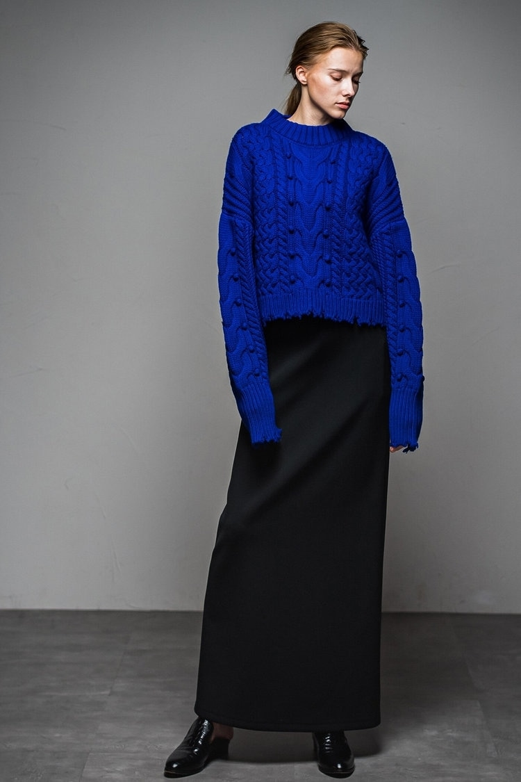 トレンドのショート丈ニットで大人のカジュアルスタイル ESSEN.LAUTREAMONT