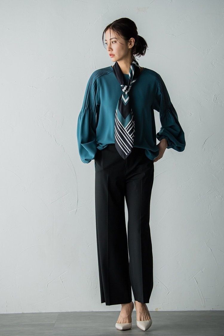 スカーフでトレンド感たっぷりの着こなしに Droite lautreamont