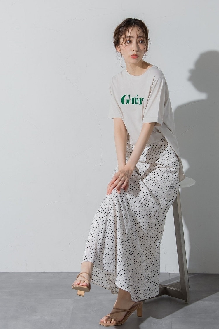 小さな柄スカートなら無地感覚で着られる Droite lautreamont