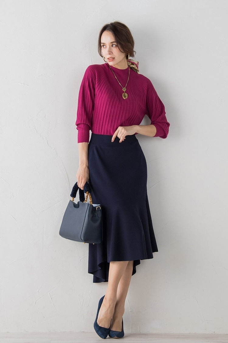 落ち感のあるニットスカートでつくる大人フェミニンコーデ　Viaggio Blu